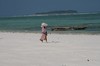 Lokalbefolkningen passerade på stranden ...